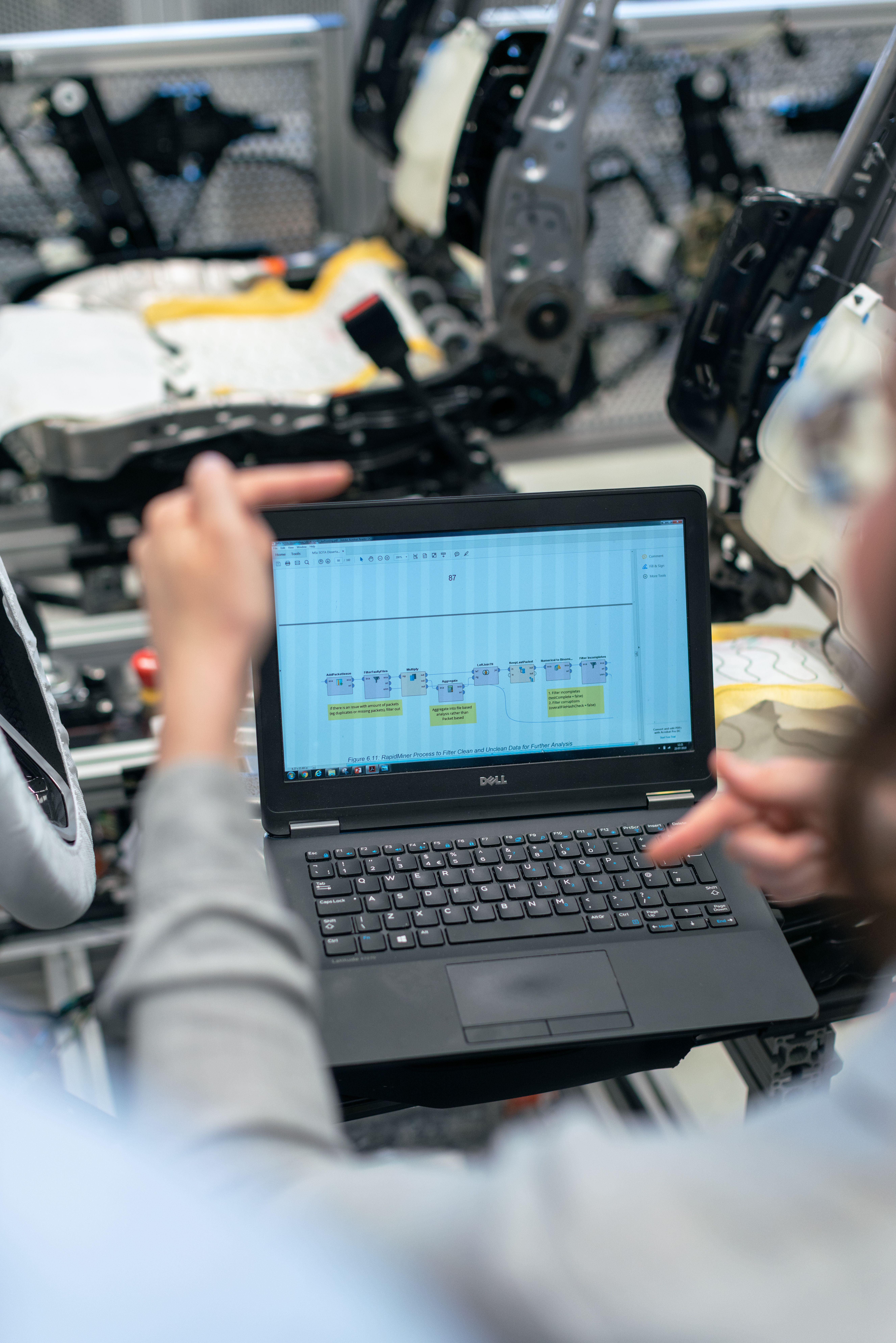 Üretim alanında laptop üzerinden teknik akışı inceleyen uzmanlar